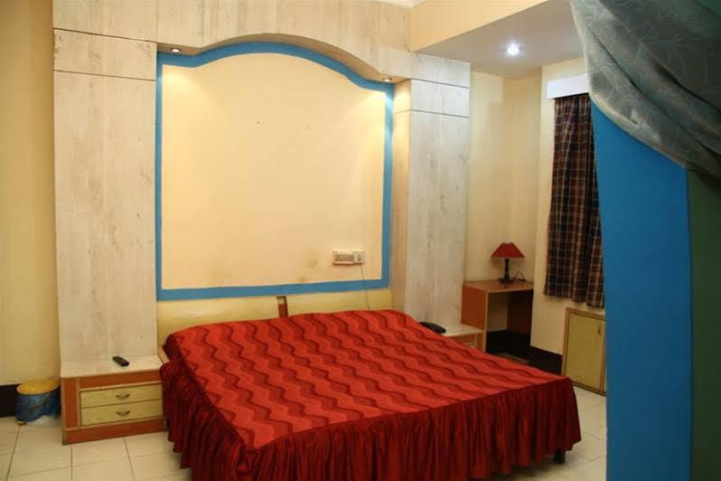Hotel Blue Moon Guwahati Exteriör bild