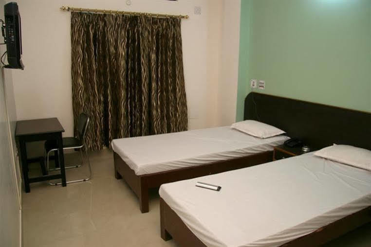 Hotel Blue Moon Guwahati Exteriör bild